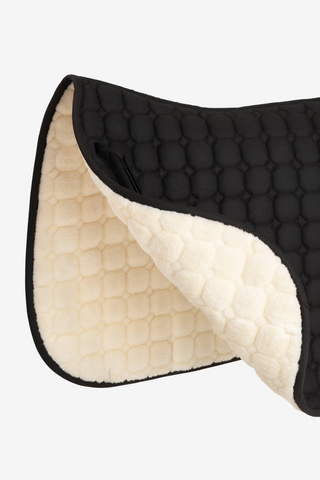 Octagon dressurunderlag faux fur sort