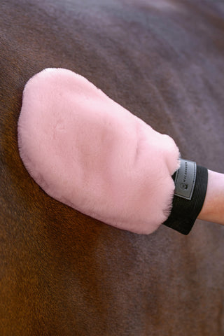 Lucky Gant de Toilettage en Peau de Mouton Rose